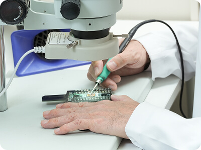 ハンダ作業の様子を示すイメージ